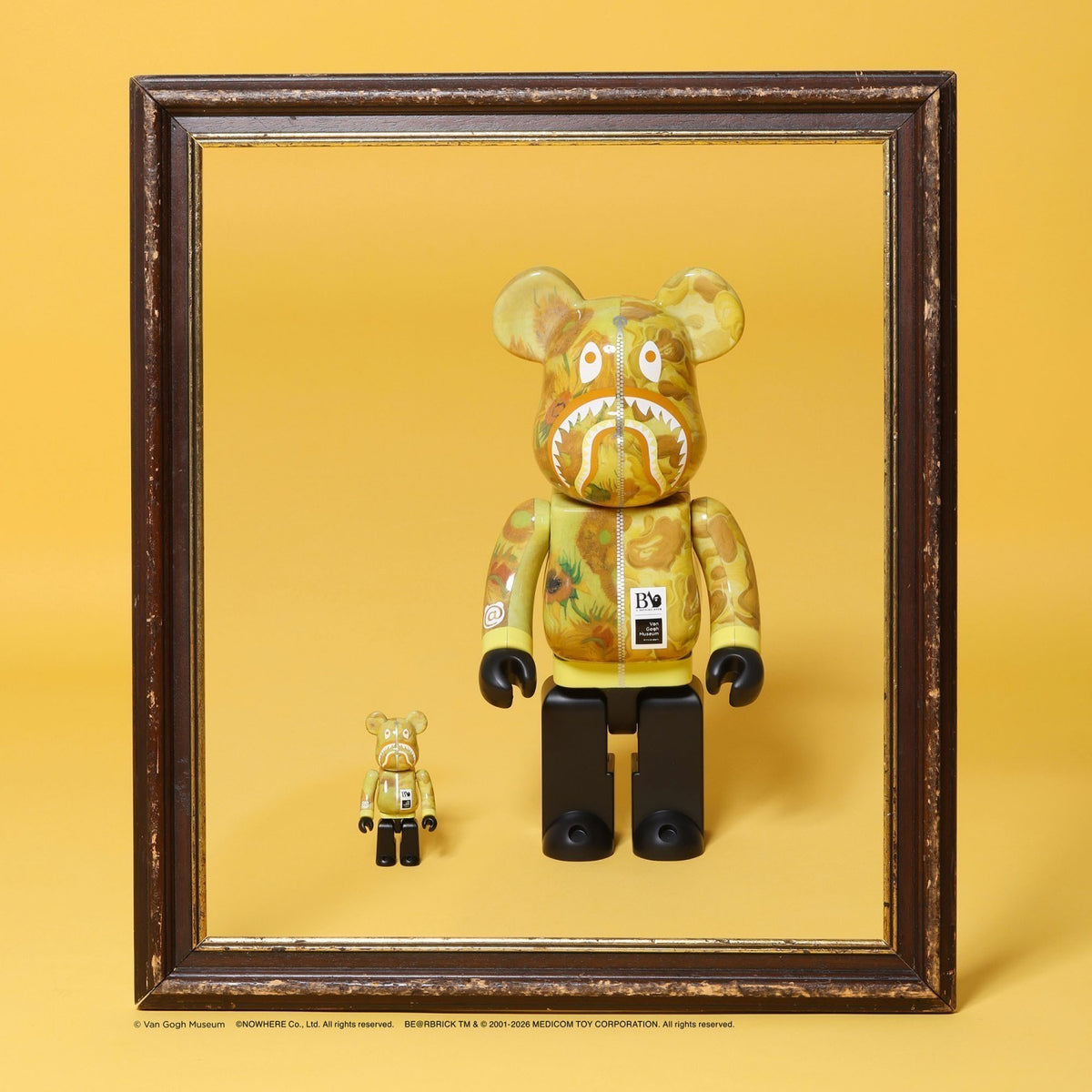 BE@RBRICK BAPE x Van Gogh Museum Sunflowers Shark 400% und 100% in einem goldenen Bilderrahmen