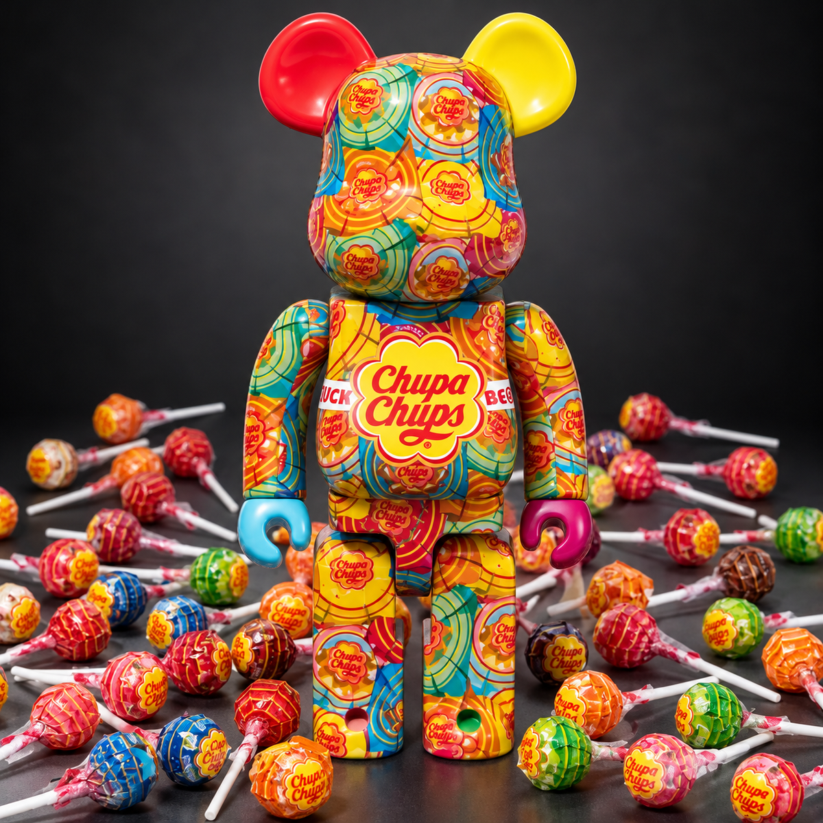BE@RBRICK Chupa Chups 400% von Medicom Toy, umgeben von Lollis